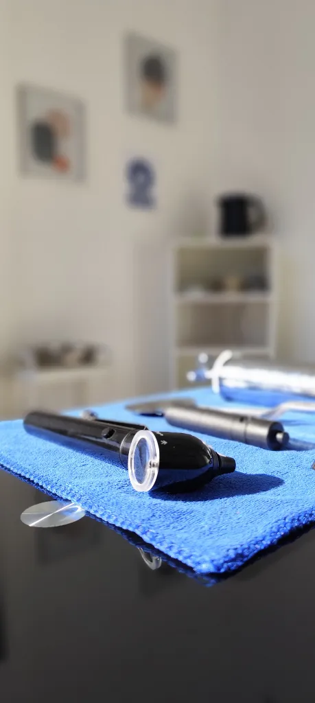 Equipamiento de otoscopía y herramientas clínicas
